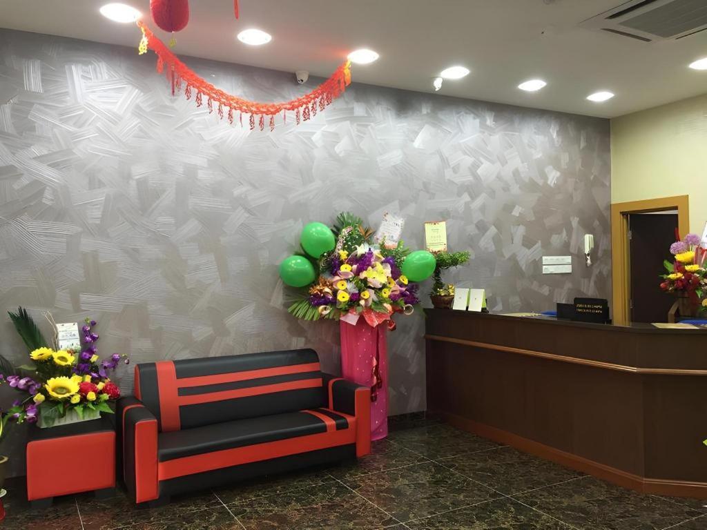 Id Hotel Yayasan Сегамат Экстерьер фото