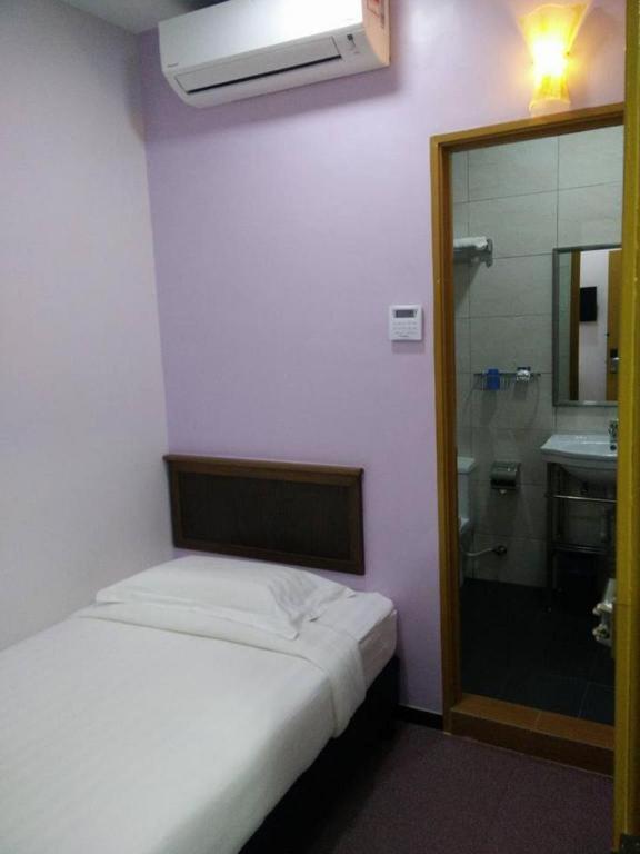 Id Hotel Yayasan Сегамат Экстерьер фото