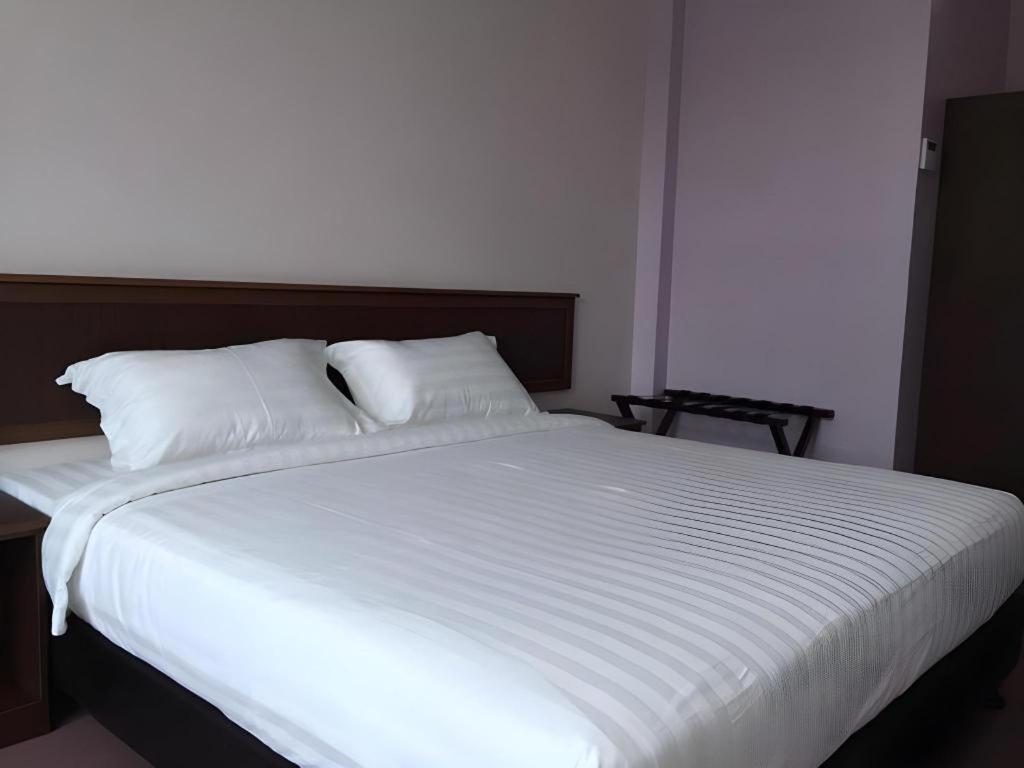 Id Hotel Yayasan Сегамат Экстерьер фото